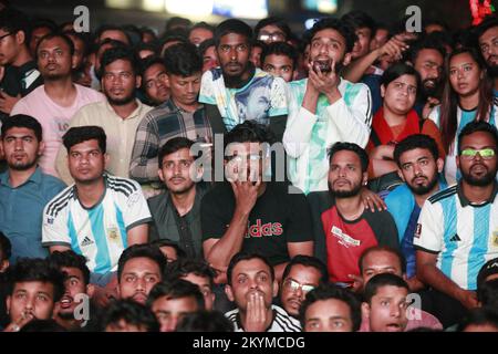 Migliaia di persone che guardano la partita di calcio dell'Argentina e della Polonia nella Coppa del mondo del Qatar sul grande schermo del campus dell'Università di Dhaka, a Dhaka, Bangladesh, il 1 dicembre 2022. Foto di Suvra Kanti Das/ABACAPRESS.COM Foto Stock