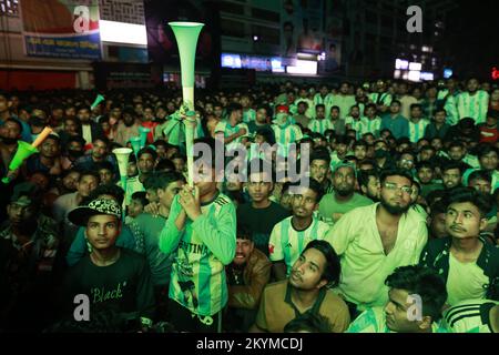 Migliaia di persone che guardano la partita di calcio dell'Argentina e della Polonia nella Coppa del mondo del Qatar sul grande schermo del campus dell'Università di Dhaka, a Dhaka, Bangladesh, il 1 dicembre 2022. Foto di Suvra Kanti Das/ABACAPRESS.COM Foto Stock