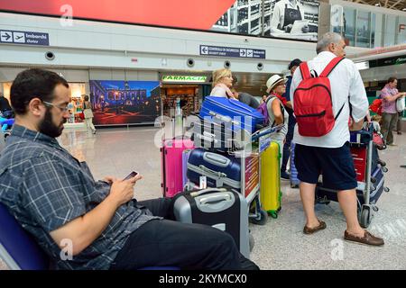 ROMA, ITALIA - 16 AGOSTO 2015: Piano di partenza dell'Aeroporto di Fiumicino. L'aeroporto internazionale Leonardo da Vinci di Fiumicino è un'importante aeroporto internazionale Foto Stock