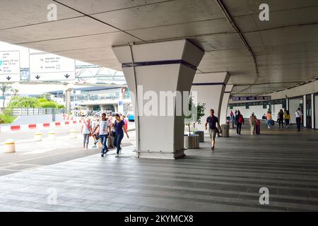 ROMA, ITALIA - 16 AGOSTO 2015: Terminal dell'aeroporto di Fiumicino all'aperto. L'aeroporto internazionale Leonardo da Vinci di Fiumicino è un importante aeroporto internazionale Foto Stock