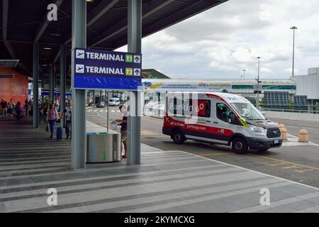 ROMA, ITALIA - 16 AGOSTO 2015: Terminal dell'aeroporto di Fiumicino all'aperto. L'aeroporto internazionale Leonardo da Vinci di Fiumicino è un importante aeroporto internazionale Foto Stock