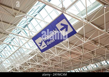 ROMA, ITALIA - 16 AGOSTO 2015: Aeroporto di Fiumicino interno. L'aeroporto internazionale Leonardo da Vinci di Fiumicino è un importante aeroporto internazionale di Roma Foto Stock