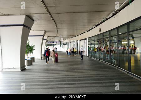 ROMA, ITALIA - 16 AGOSTO 2015: Terminal dell'aeroporto di Fiumicino all'aperto. L'aeroporto internazionale Leonardo da Vinci di Fiumicino è un importante aeroporto internazionale Foto Stock