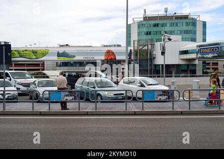 ROMA, ITALIA - 16 AGOSTO 2015: Terminal dell'aeroporto di Fiumicino all'aperto. L'aeroporto internazionale Leonardo da Vinci di Fiumicino è un importante aeroporto internazionale Foto Stock