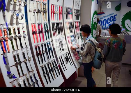 ROMA, ITALIA - 16 AGOSTO 2015: Interni del negozio Swatch. Swatch SA progetta, produce, distribuisce e fornisce assistenza per orologi da polso venduti con i termini « Swatch » e « Foto Stock