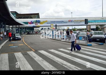 ROMA, ITALIA - 16 AGOSTO 2015: Terminal dell'aeroporto di Fiumicino all'aperto. L'aeroporto internazionale Leonardo da Vinci di Fiumicino è un importante aeroporto internazionale Foto Stock