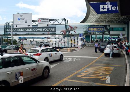 ROMA, ITALIA - 16 AGOSTO 2015: Terminal dell'aeroporto di Fiumicino all'aperto. L'aeroporto internazionale Leonardo da Vinci di Fiumicino è un importante aeroporto internazionale Foto Stock