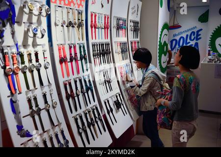 ROMA, ITALIA - 16 AGOSTO 2015: Interni del negozio Swatch. Swatch SA progetta, produce, distribuisce e fornisce assistenza per orologi da polso venduti con i termini « Swatch » e « Foto Stock