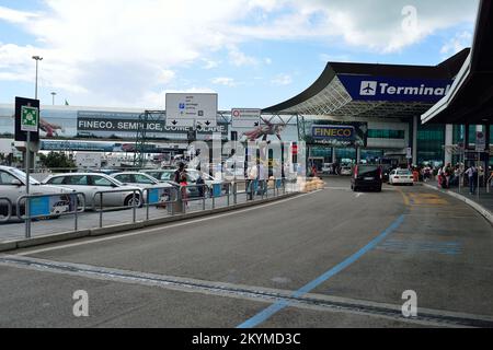 ROMA, ITALIA - 16 AGOSTO 2015: Terminal dell'aeroporto di Fiumicino all'aperto. L'aeroporto internazionale Leonardo da Vinci di Fiumicino è un importante aeroporto internazionale Foto Stock