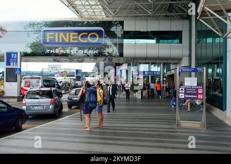 ROMA, ITALIA - 16 AGOSTO 2015: Terminal dell'aeroporto di Fiumicino all'aperto. L'aeroporto internazionale Leonardo da Vinci di Fiumicino è un importante aeroporto internazionale Foto Stock