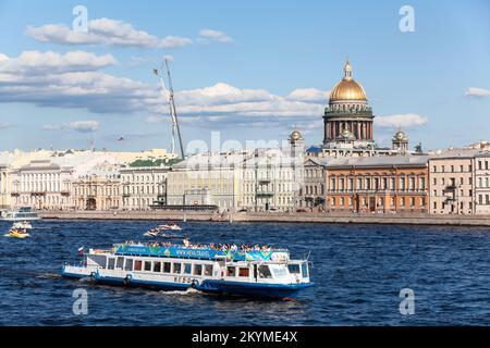 San Pietroburgo, Russia-circa Agosto, 2022: La barca da diporto si trova nelle acque del fiume Neva, St Pietroburgo Foto Stock
