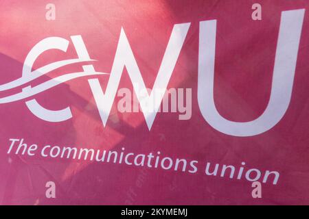 Un banner CWU alla linea di picket fuori dal Mount Pleasant Mail Centre durante uno sciopero Royal Mail. Data immagine: Giovedì 1 dicembre 2022. Foto Stock
