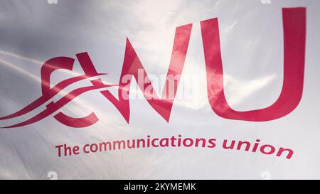 Un banner CWU alla linea di picket fuori dal Mount Pleasant Mail Centre durante uno sciopero Royal Mail. Data immagine: Giovedì 1 dicembre 2022. Foto Stock