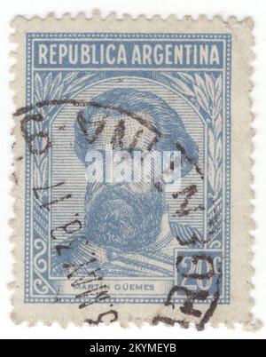 ARGENTINA - 1935: 20 centavos francobollo ultramarino leggero raffigurante il ritratto di Martin Guemes. Martin Miguel de Guemes era un leader militare e un caudillo popolare che difese l'Argentina nord-occidentale dall'esercito reale spagnolo durante la guerra di indipendenza argentina. Güemes organizzò la resistenza contro i reali (forze fedeli alla Spagna) impiegando gauchi locali addestrati in tattiche di guerriglia. Fu nominato Governatore della Provincia di Salta e nel novembre di quell'anno, il generale José Rondeau, nominato capo della campagna peruviana per sostituire José de San Martín Foto Stock