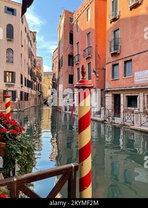Canale di Venezia al di fuori del posto di ormeggio in Gondola, Venezia, Italia Foto Stock