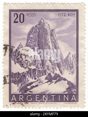 ARGENTINA - 1955: 20 pesos francobollo viola opaco raffigurante il Monte Fitz Roy (Monte Fitz Roy, Cerro Chalten, Cerro Fitz Roy) è una montagna della Patagonia, al confine tra Argentina e Cile. Si trova nel campo di ghiaccio della Patagonia meridionale, vicino al villaggio di El Chalten e al lago Viedma. Fu scalata per la prima volta nel 1952 dagli alpinisti francesi Lionel Terray e Guido Magnone. La montagna è il simbolo della provincia argentina di Santa Cruz, che include la sua rappresentazione sulla sua bandiera e il suo stemma Foto Stock