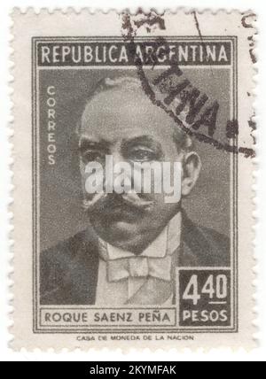 ARGENTINA - 1957 aprile 1: Francobollo da 4,40 pesos grigio-verdolino raffigurante il ritratto di Roque Saenz pena. Roque José Antonio del Sagrado Corazón de Jesús Sáenz Peña Lahitte è stato un politico e avvocato argentino, presidente dell'Argentina dal 12 ottobre 1910 alla morte in carica il 9 agosto 1914. Era figlio dell'ex presidente Luis Sáenz Peña. Era candidato ad una linea interna chiamata 'modernist' all'interno del Partito Autonomista Nazionale. Fu responsabile dell'approvazione della Legge 8871, nota come "Legge Sáenz Peña", che riformò notevolmente il sistema elettorale argentino Foto Stock