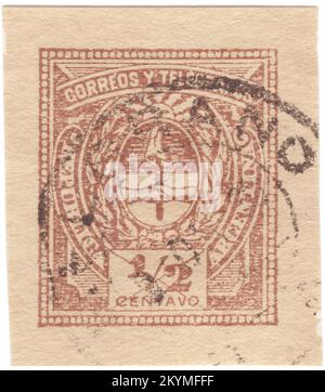 ARGENTINA - 1883: Un frammento di busta originale con francobollo marrone ½ centavos prestampato raffigurante stemma e inciso in alto 'CORREOS Y TELEGRAFOS'. L'Argentina, ufficialmente la Repubblica argentina, è un paese della metà meridionale del Sud America. Condivide la maggior parte del cono Meridionale con il Cile ad ovest, ed è anche confinato con la Bolivia e il Paraguay a nord, il Brasile a nord-est, l'Uruguay e l'Oceano Atlantico meridionale ad est, e il Drake passaggio a sud. L'Argentina è uno stato federale suddiviso in ventitré province e una città autonoma Foto Stock