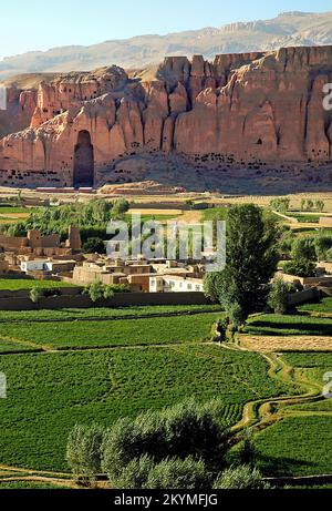 Bamyan (Bamiyan) nell'Afghanistan centrale. Vista sulla valle di Bamyan (Bamiyan) che mostra la grande nicchia di Buddha nella scogliera. Foto Stock