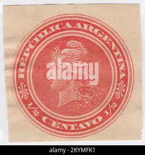 ARGENTINA - 1901: Un frammento di busta originale con pre-stampato 5 centavos rosso francobollo ufficiale raffigurante Liberty Head. Libertas è la dea romana e personificazione della libertà. Divenne una figura politicizzata nella tarda Repubblica, apparsa sulle monete a sostegno della fazione populares, e più tardi quelle degli assassini di Giulio Cesare. Tuttavia, a volte compare su monete del periodo imperiale, come le monete "libertà del popolo" di Galba durante il suo breve regno dopo la morte di Nerone. Di solito è raffigurata con due accoutremements: La verga e il morbido pileo Foto Stock