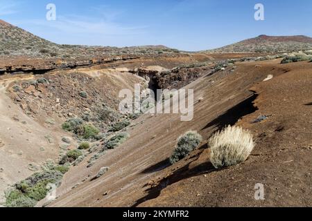 Scavato nel golfo tra il Montana El Cerrillar e il Montana de las Arenas Negras attraverso il paesaggio di lava, cenere vulcanica e macchia, Tenerife Isole Canarie Foto Stock