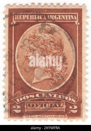 ARGENTINA - 1901 dicembre 1: 2 centavos marrone arancione francobollo ufficiale raffigurante Liberty Head. Libertas è la dea romana e personificazione della libertà. Divenne una figura politicizzata nella tarda Repubblica, apparsa sulle monete a sostegno della fazione populares, e più tardi quelle degli assassini di Giulio Cesare. Tuttavia, a volte compare su monete del periodo imperiale, come le monete "libertà del popolo" di Galba durante il suo breve regno dopo la morte di Nerone. Di solito è raffigurata con due accoutremements: La verga e il morbido pileo, che tiene fuori, piuttosto che usura Foto Stock