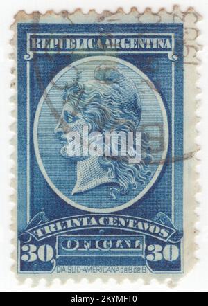 ARGENTINA - 1901 dicembre 1: 2 centavos marrone arancione francobollo ufficiale raffigurante Liberty Head. Libertas è la dea romana e personificazione della libertà. Divenne una figura politicizzata nella tarda Repubblica, apparsa sulle monete a sostegno della fazione populares, e più tardi quelle degli assassini di Giulio Cesare. Tuttavia, a volte compare su monete del periodo imperiale, come le monete "libertà del popolo" di Galba durante il suo breve regno dopo la morte di Nerone. Di solito è raffigurata con due accoutremements: La verga e il morbido pileo, che tiene fuori, piuttosto che usura Foto Stock