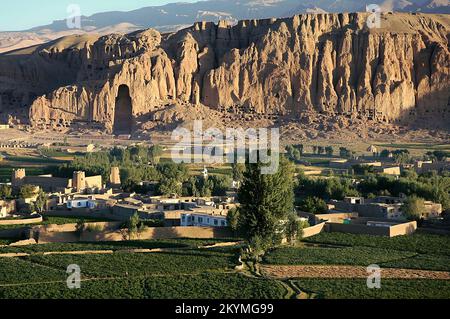 Bamyan (Bamiyan) nell'Afghanistan centrale. Vista sulla valle di Bamyan (Bamiyan) che mostra la grande nicchia di Buddha nella scogliera. Foto Stock