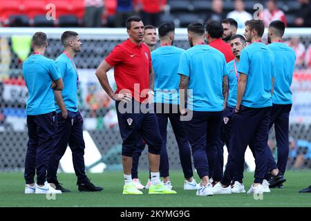 Al Rayyan, Qatar. 01st Dec, 2022. Allenatore di Croazia Mario Mandzukic e i giocatori di Croazia ispezionano il campo prima della partita di Coppa del mondo FIFA Qatar 2022 Group F tra Croazia e Belgio allo stadio Ahmad Bin Ali il 01 dicembre 2022 a Doha, Qatar. Foto: Goran Stanzl/PIXSELL Credit: Agenzia foto e video Pixsell/Alamy Live News Credit: Agenzia foto e video Pixsell/Alamy Live News Foto Stock