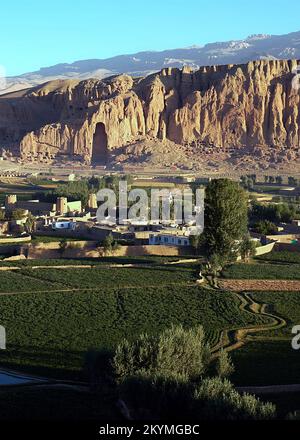 Bamyan (Bamiyan) nell'Afghanistan centrale. Vista sulla valle di Bamyan (Bamiyan) che mostra la grande nicchia di Buddha nella scogliera. Foto Stock