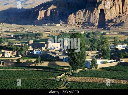 Bamyan (Bamiyan) nell'Afghanistan centrale. Vista sulla valle di Bamyan (Bamiyan) che mostra la grande nicchia di Buddha nella scogliera. Foto Stock