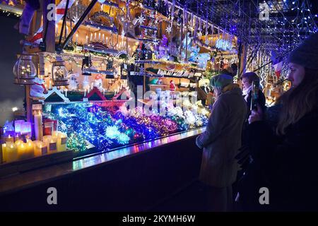 Il famoso mercatino di Natale di Strasburgo è stato inaugurato il 25 novembre 2022. In diversi luoghi, chalet e decorazioni natalizie sono installati fino alla fine dell'anno per accogliere 2 milioni di visitatori. Il grande albero su Place Kleber, i mercati della cattedrale, Petite France, e Place Broglie, la più antica chiamata Kristkindelsmarik, sono le principali attrazioni di queste celebrazioni natalizie. Durante questo periodo è presente un dispositivo di sicurezza importante. 30 novembre 2022, a Strasburgo, Francia nordorientale. Foto di Nicolas Roses/ABACAPRESS.COM Foto Stock