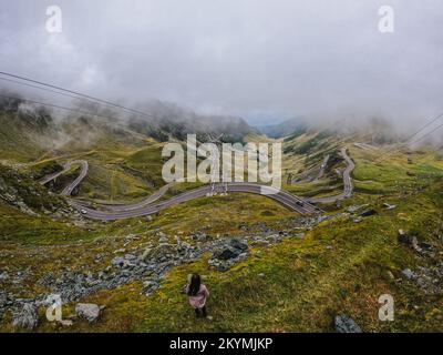 Una vista sulla strada di montagna Transfagaras nei monti Fagaras in Romania Foto Stock