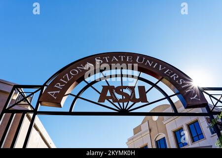 Phoenix, Arizona - 12 novembre 2022: Archway con l'Arizona state University, ASU a Barrett, l'Honors College nel centro città. Foto Stock