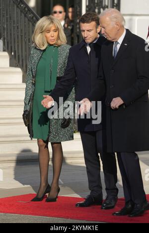 Washington, Stati Uniti. 01st Dec, 2022. Il presidente Joe Biden, il presidente francese Emmanuel Macron e la signora Brigitte Macron camminano sul podio durante una cerimonia ufficiale di arrivo sul prato meridionale della Casa Bianca a Washington, DC giovedì 1 dicembre 2022. La visita di Macron è la prima visita ufficiale di Stato dell'amministrazione Biden-Harris. Foto di Chris Kleponis/UPI Credit: UPI/Alamy Live News Foto Stock