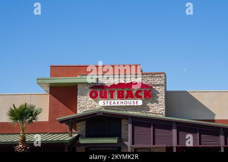 Phoenix, Arizona - 15 novembre 2022: Ristorante della catena Outback Steakhouse a Village Crossroads in E. Cactus Rd E N. Tatum Blvd Foto Stock