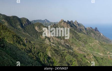 Roques del Fraile Cime vulcaniche e pendici ricoperte di foresta di Laurel, vicino a Taganana, montagne di Anaga, Anaga Rural Park, Tenerife, Isole Canarie, Spagna, Nov Foto Stock