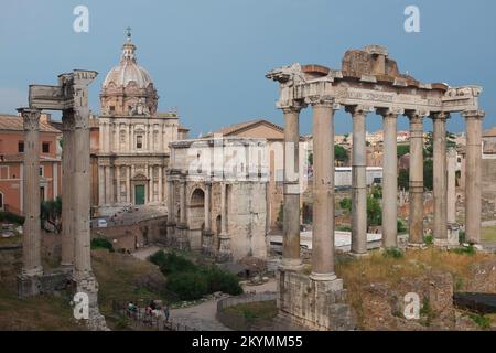 Roma, Italia - veduta delle rovine architettoniche del Foro Romano. Cuore dell'Antica Roma. Plaza con edifici governativi. Centro politico dell'Impero Romano. Foto Stock