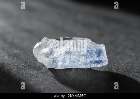Quarzo con rare inclusioni di Dumortierite Blu pietra di cristallo minerale su sfondo scuro. Collezione di cristalli e minerali curativi Foto Stock