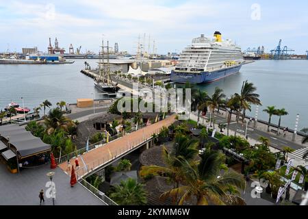 Vista della nave da crociera "Spirit of Adventure" ormeggiata nel terminal delle navi da crociera di Las Palmas nel porto commerciale di la Isleta dal centro commerciale El Muelle , Foto Stock