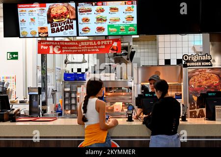 Cameriera Burger King che serve due giovani donne al banco, Gran Canaria, Spagna Foto Stock