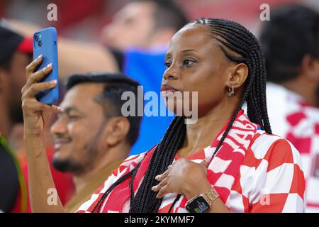 AR Rayyan, Qatar. 01st Dec, 2022. Tifoso croato durante la Coppa del mondo FIFA Qatar 2022 Group F match tra Croazia e Belgio allo stadio Ahmad Bin Ali di Ar-Rayyan, Qatar, il 1 dicembre 2022. Foto di Peter Dovgan. Solo per uso editoriale, licenza richiesta per uso commerciale. Non è utilizzabile nelle scommesse, nei giochi o nelle pubblicazioni di un singolo club/campionato/giocatore. Credit: UK Sports Pics Ltd/Alamy Live News Foto Stock