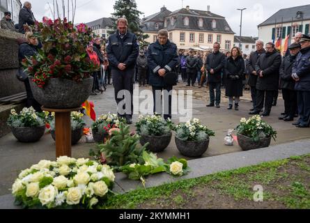 01 dicembre 2022, Renania-Palatinato, Treviri: Le persone di fronte alla porta-Nigra commemorano le vittime e i feriti del bastone il 1 dicembre 2020 nel centro di Treviri. Due anni dopo il bastione di Treviri, la città ha ricordato le vittime. Foto: Harald Tittel/dpa Foto Stock