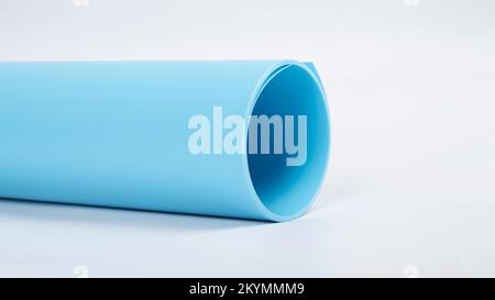 rullo in vinile di sfondo blu per foto isolato su sfondo bianco. Foto Stock