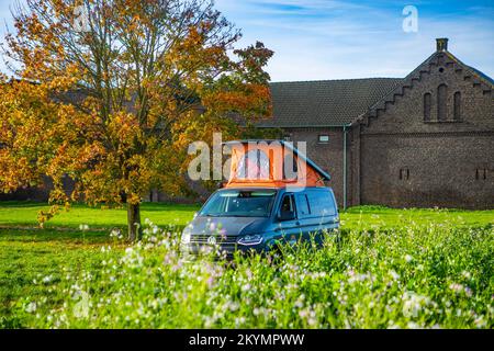 VW Bus T6 Campervan mit Aufstelldach Foto Stock