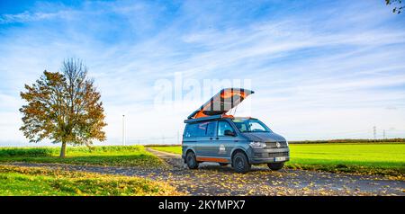 VW Bus T6 Campervan mit Aufstelldach Foto Stock