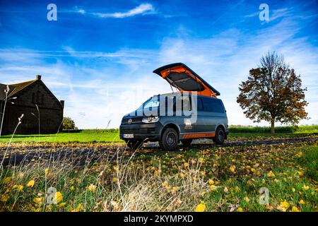 VW Bus T6 Campervan mit Aufstelldach Foto Stock