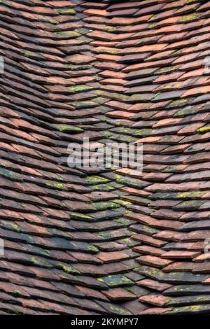 STRUTTURA SFONDO - vecchie tegole rosse in argilla Foto Stock