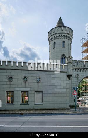 Scenario stradale alla porta di Nauen a Potsdam, Brandeburgo, Germania, 7 agosto 2021. Foto Stock