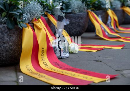 Treviri, Germania. 01st Dec, 2022. Di fronte alla porta-Nigra, in memoria delle vittime e dei feriti del bastone, il 1 dicembre 2020, nel centro di Treviri, si trovano delle ciotole di fiori con archi. Due anni dopo il bastione di Treviri, la città ha ricordato le vittime. Credit: Harald Tittel/dpa/Alamy Live News Foto Stock